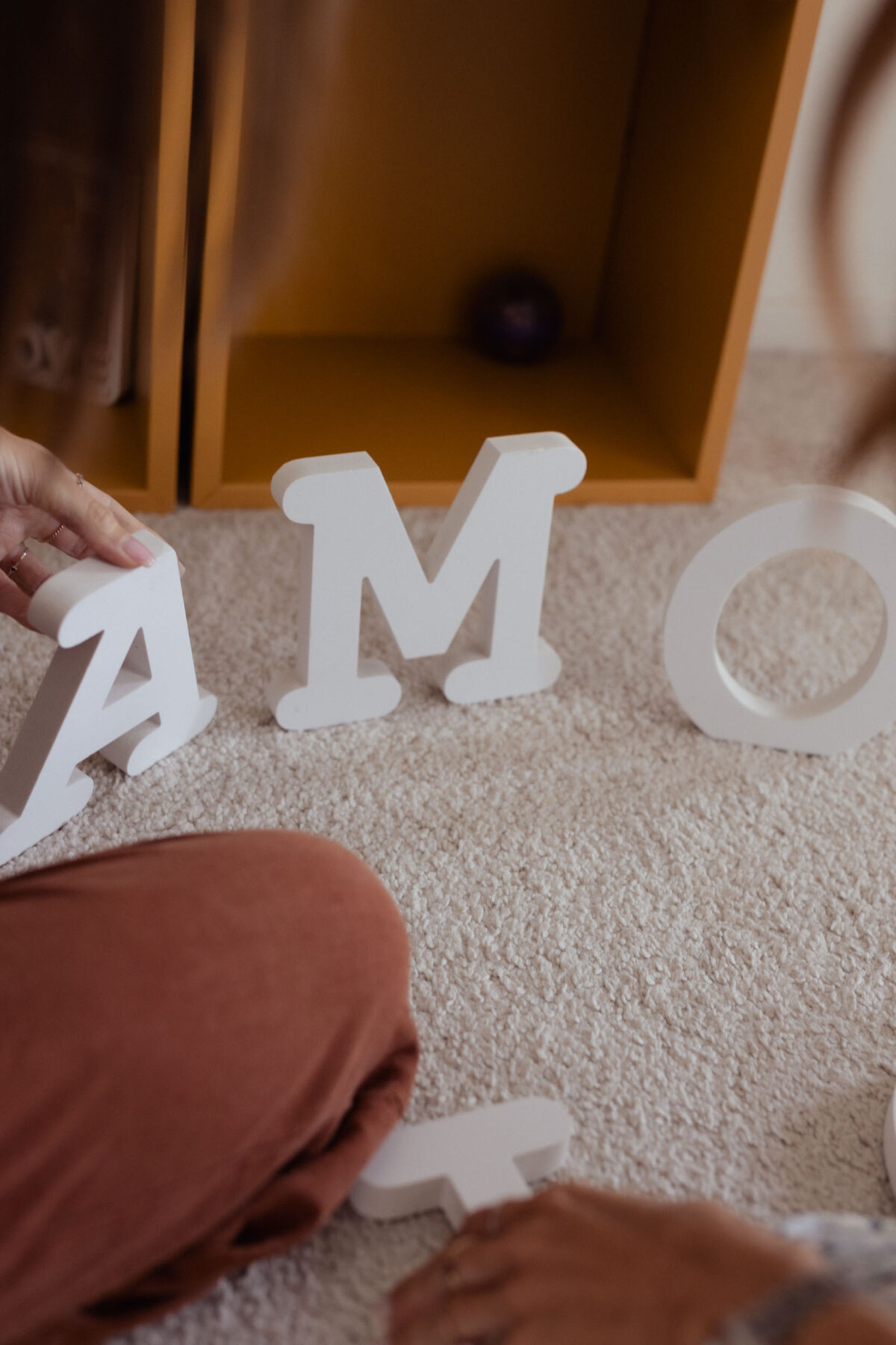 scritta AMO con lettere in legno, Come cambia la coppia all'arrivo dei figli