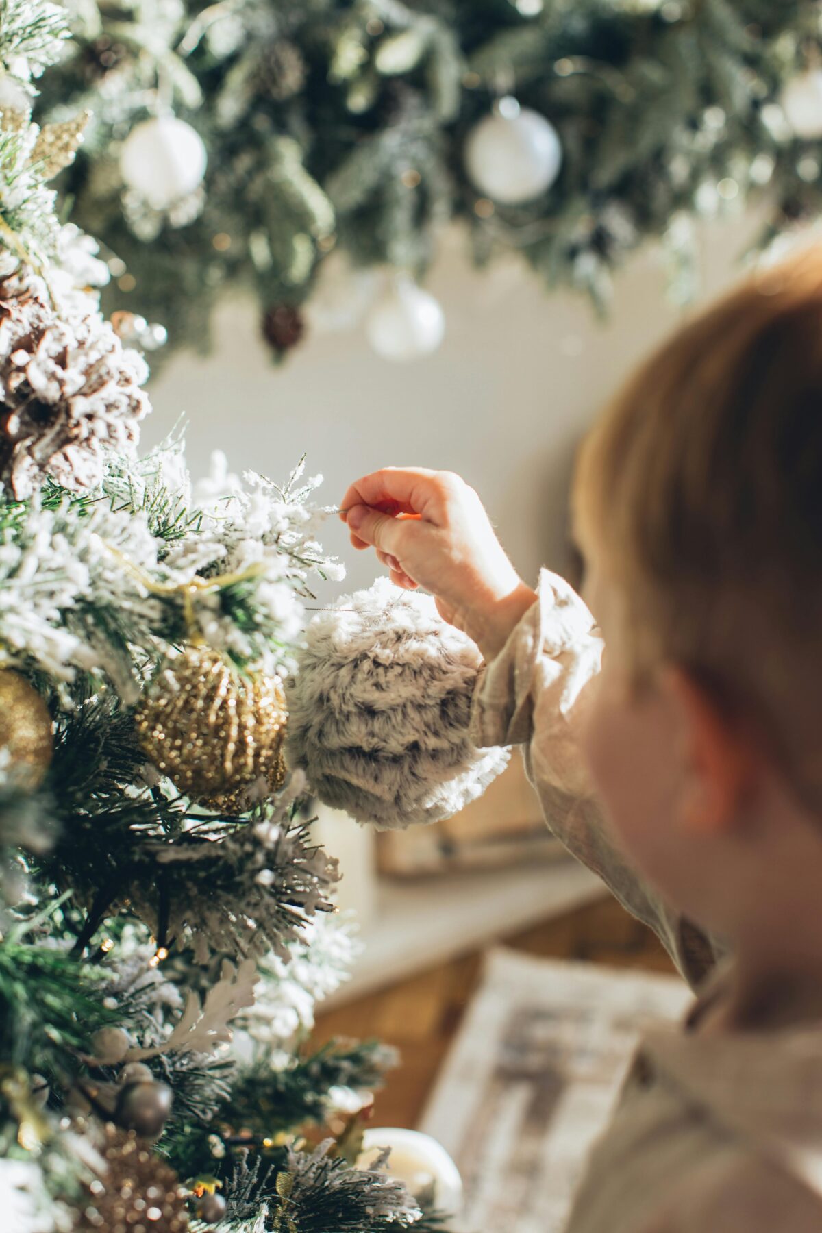 bambino addobba l'albero di Natale