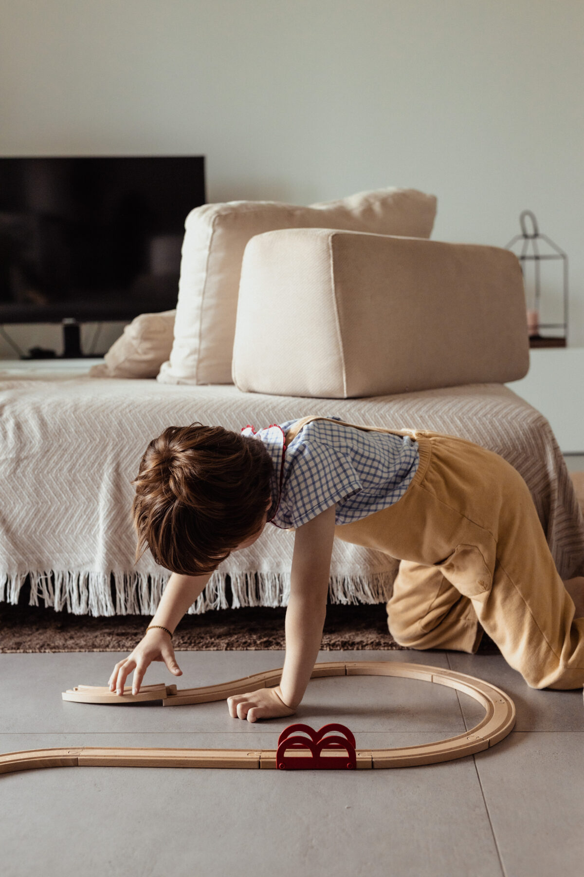 bambino costruisce la pista del trenino: il giro è un lavoro serio, 5 cose da sapere sull'importanza del gioco