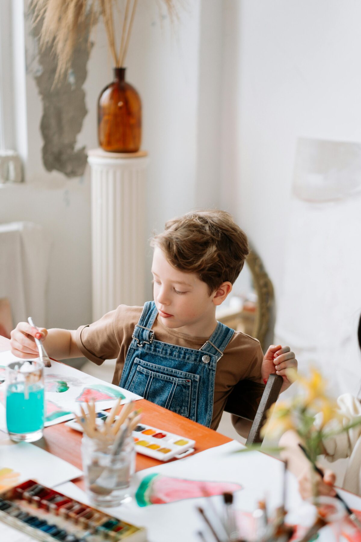 bambino disegna a casa con acquarelli _ "ma se non mi dici bravo... è lo stesso bello?"