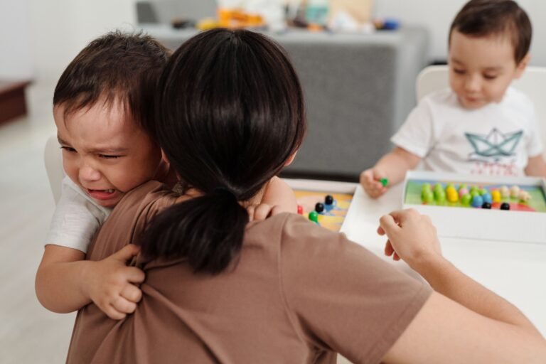 bambino che piange e fa i capricci “DA QUANDO VA A SCUOLA NON LO RICONOSCO PIÙ…”