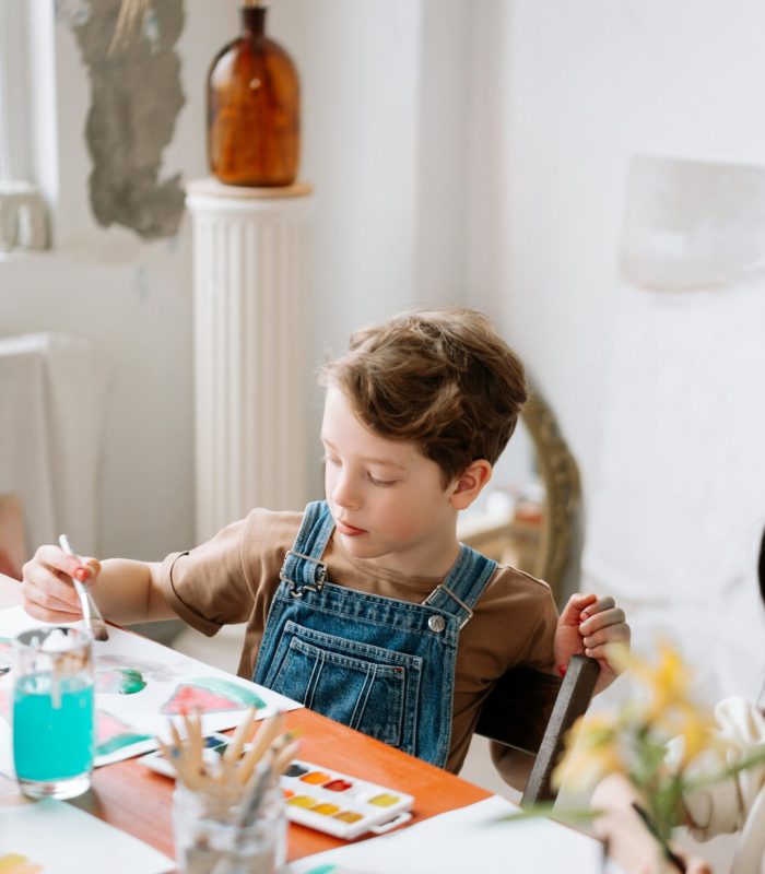 bambino disegna a casa con acquarelli _ "ma se non mi dici bravo... è lo stesso bello?"
