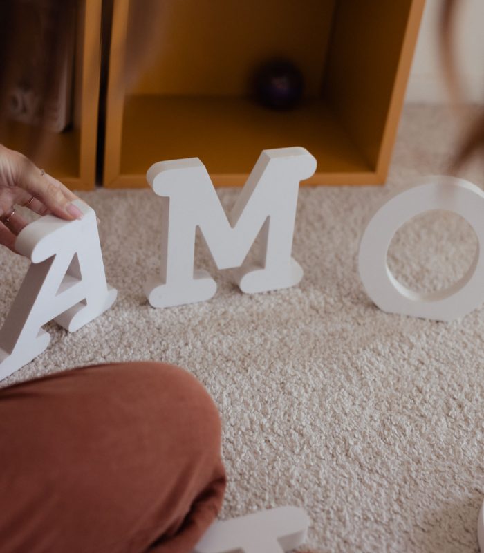 scritta AMO con lettere in legno, Come cambia la coppia all'arrivo dei figli