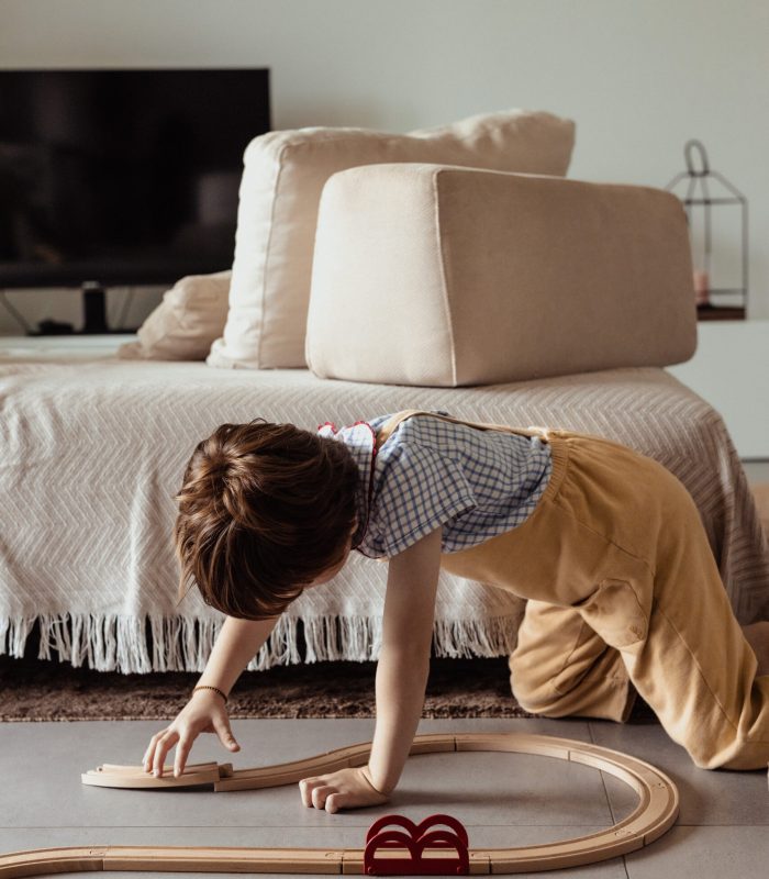 bambino costruisce la pista del trenino: il giro è un lavoro serio, 5 cose da sapere sull'importanza del gioco