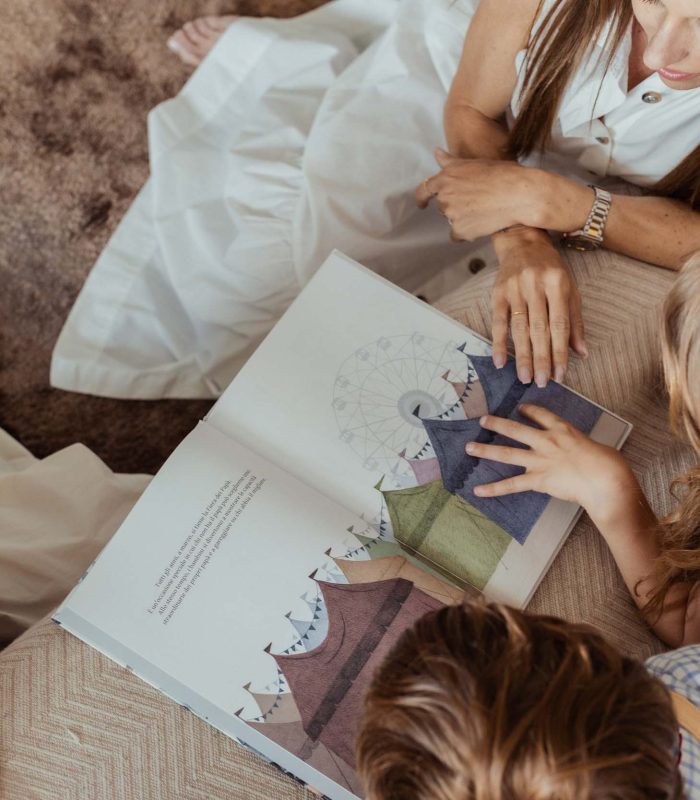 bambini leggono libro con babysitter: cosa sto cercando?