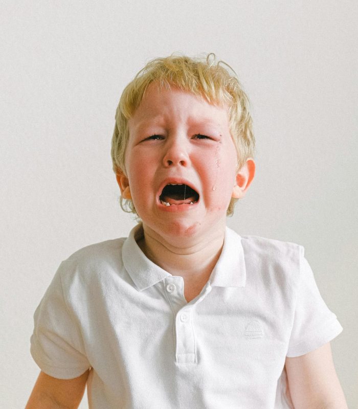 bimbo arrabbiato non ti temiamo; bambino in primo piano in lacrime